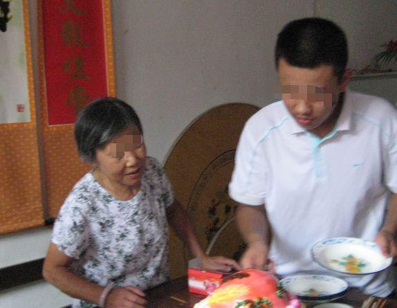 媳妇每回吃完家婆做的饭总感冒，有回跟丈夫换碗，丈夫吃完蒙住