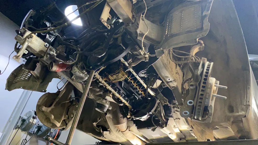 怪兽修车:翻新一辆11年破烂不堪的宝马GT,车况不忍直视