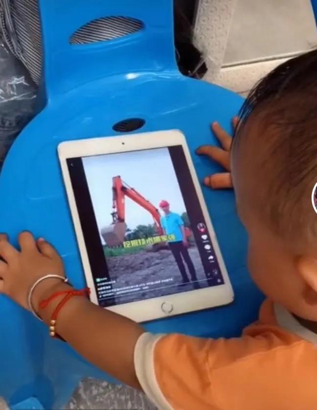 痴迷挖掘机的小男孩,为什么小男孩都喜欢挖掘机