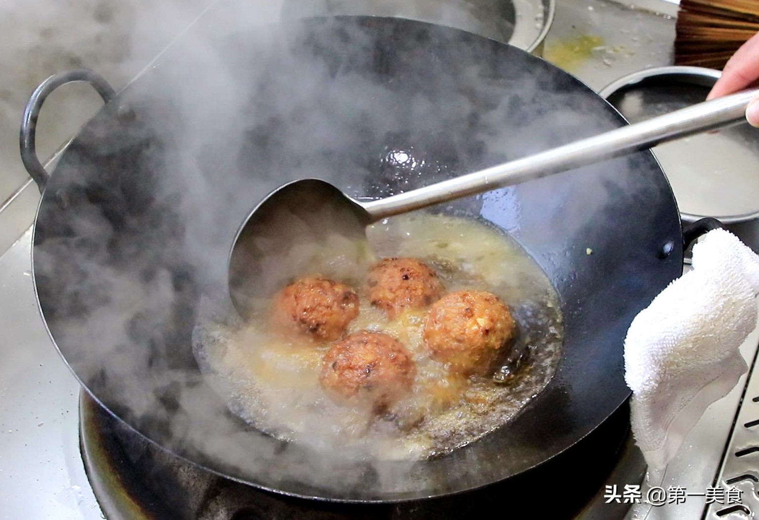 狮子头怎么做才松软又好吃,红烧狮子头为什么加鸡蛋