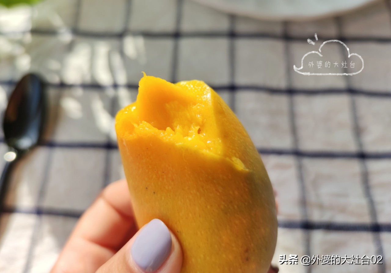 不脏手芒果切法,芒果的切法小妙招不用刀不脏手