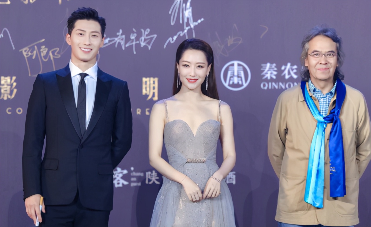 女明星舞台突发礼服事故,韩国女明星礼服意外脱落死亡