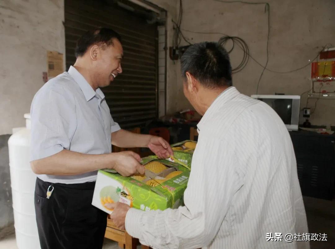 走访慰问贫困户炎炎夏日送清凉,检察院慰问扶贫驻村工作队