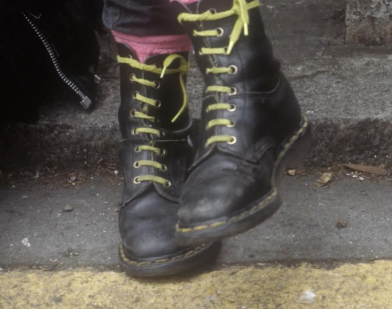 有关马丁靴的穿搭,经典白色马丁靴穿搭