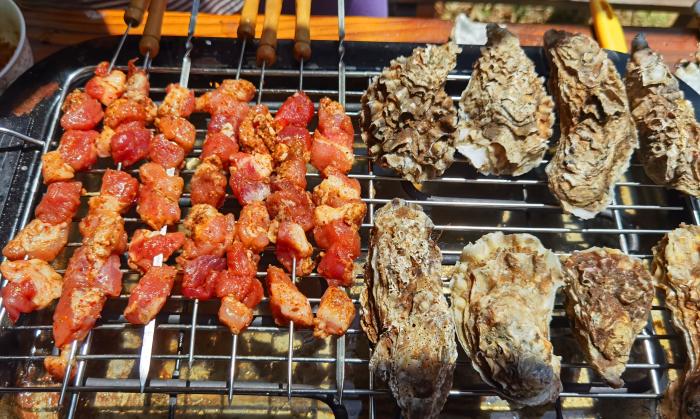 烧烤摊的烤串都有什么,烧烤摊的肉烤出来为什么油滋滋的