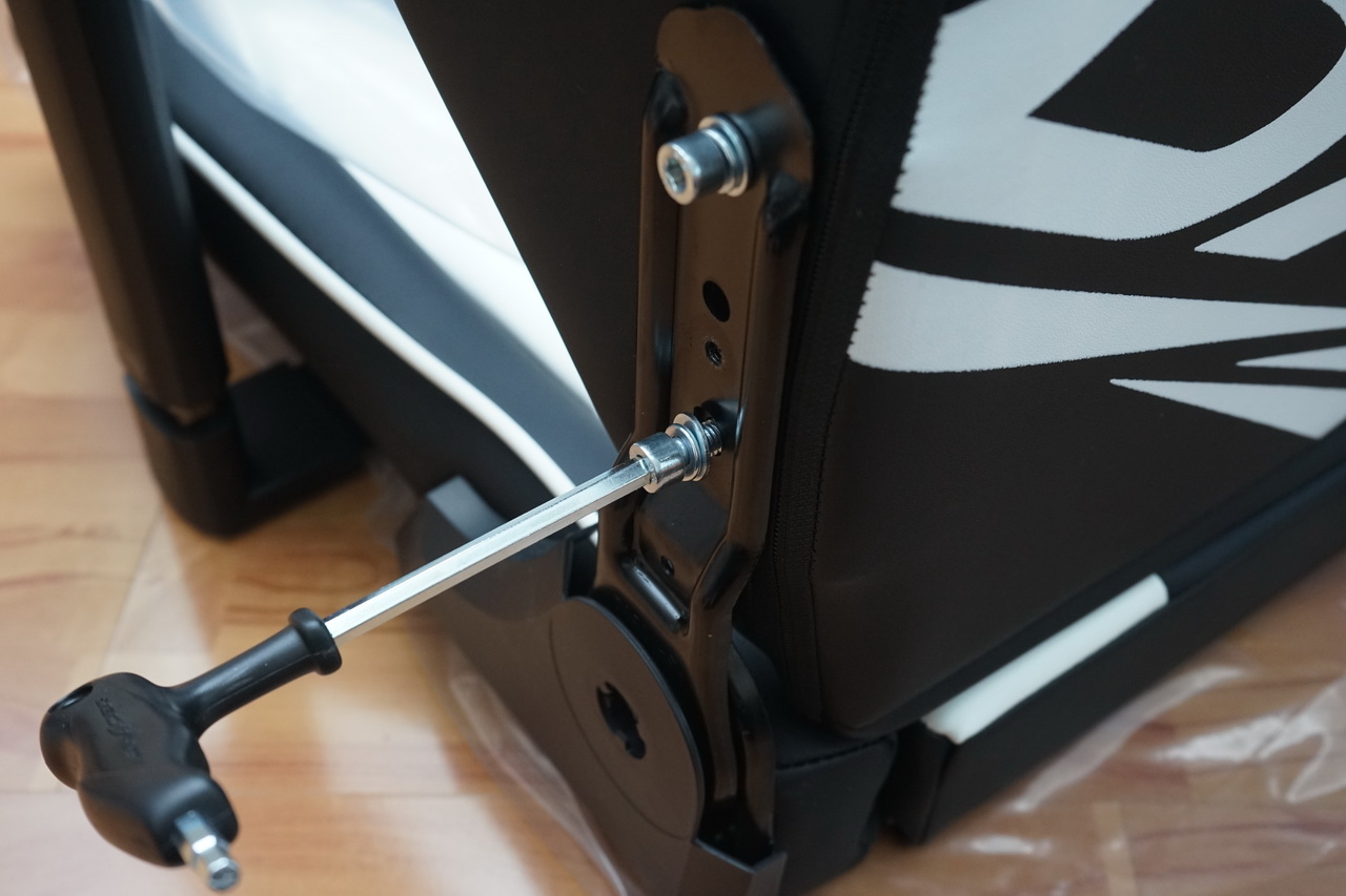 迪锐克斯dxracer电竞桌,甜品级显卡