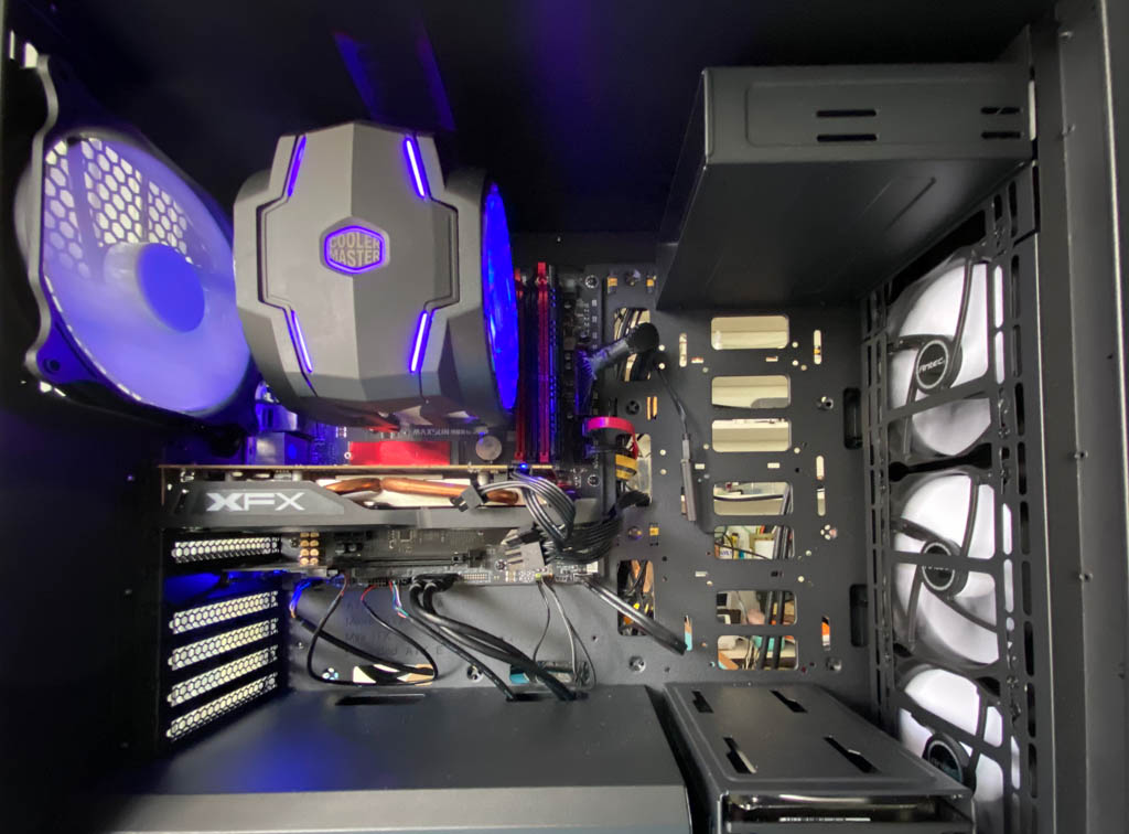 现在的机箱只能装一个机械硬盘,侧透机箱能装光驱