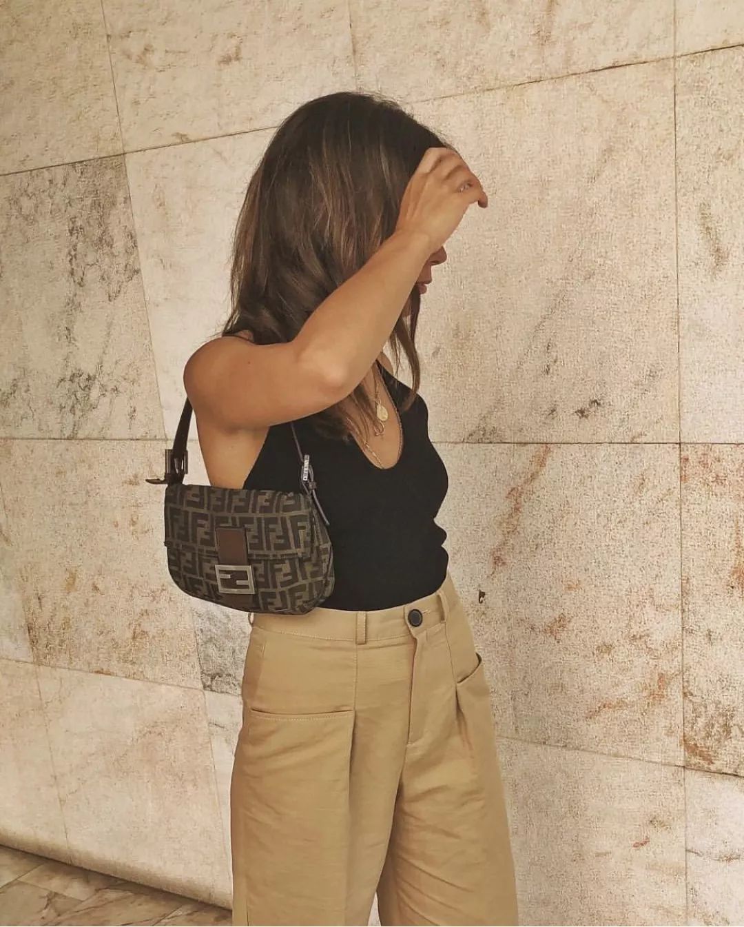 现在的00后都把FENDI当潮牌，连女朋友都要买腋下包