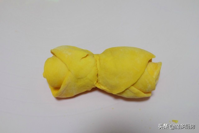 手把手教你做玫瑰花馒头，南瓜泥揉面，色泽金黄口感香软，好吃