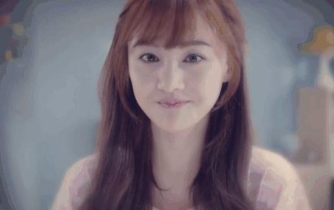 张钧甯皮衣机场照 (张钧甯身穿黑色皮衣)