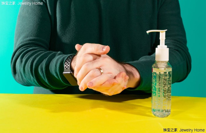 酒精对金戒指有影响吗,戒指用酒精擦有影响吗