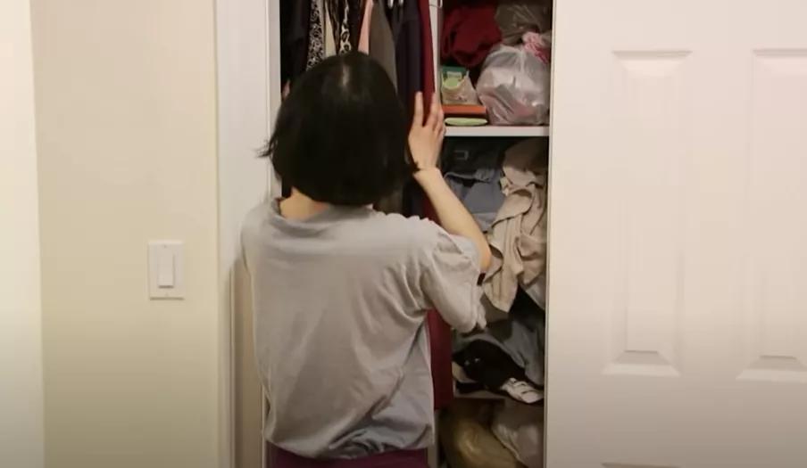 20年穿旧衣，垃圾桶捡食物，纽约女孩省出一套房：有钱，我就不花