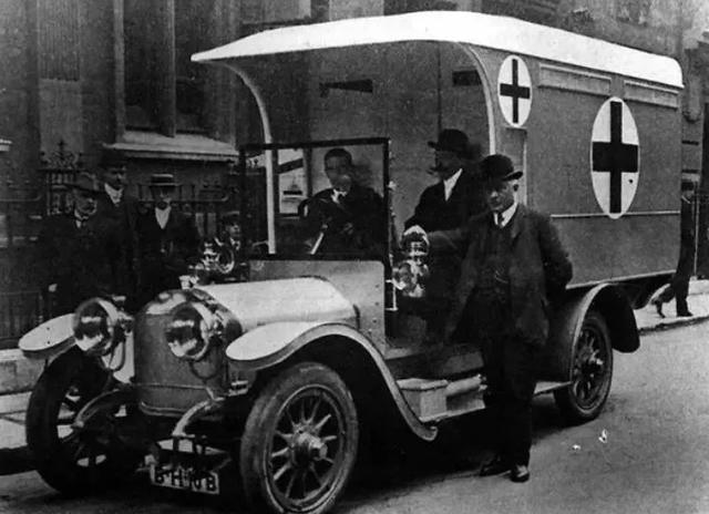 手推车到移动终端，500年来救护车都经历了什么？