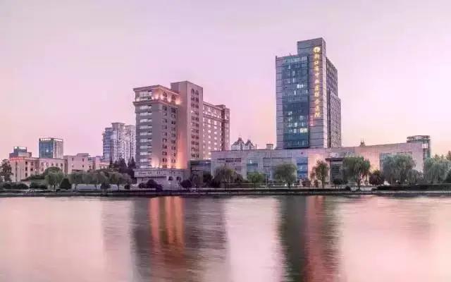 私生活混乱导致染病，他因羞于去正规医院而花了不少冤枉钱