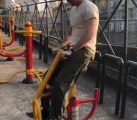 7年前惊艳世界的精灵王,如今在开拖拉机,“大王您养鸡都美”