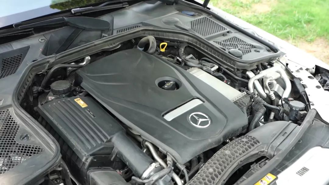 评两代奔驰C级：颜值就是战斗力