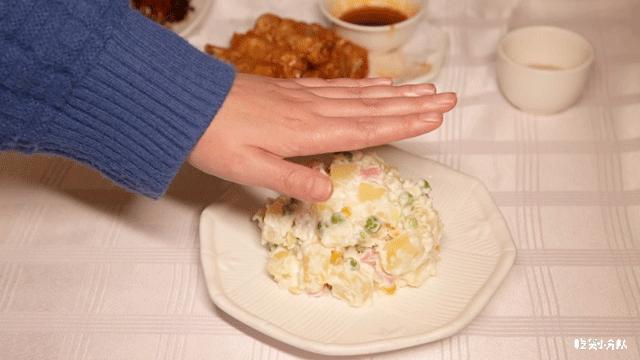 这店，客人提行李箱去吃