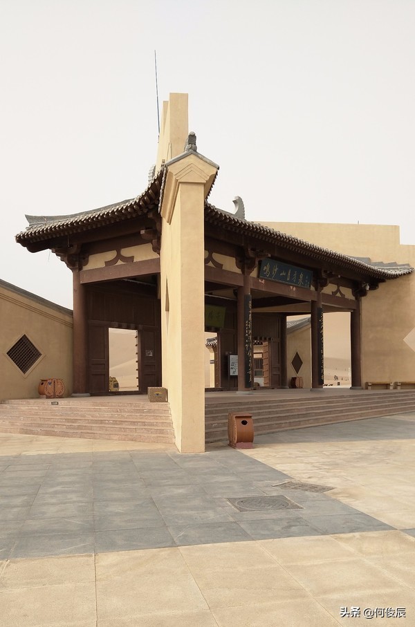 鸣沙山月牙泉堆满了游客,鸣沙山月牙泉景区