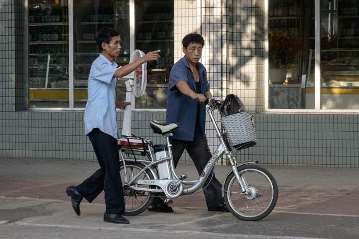 朝鲜骑自行车的模样,朝鲜街头摩托