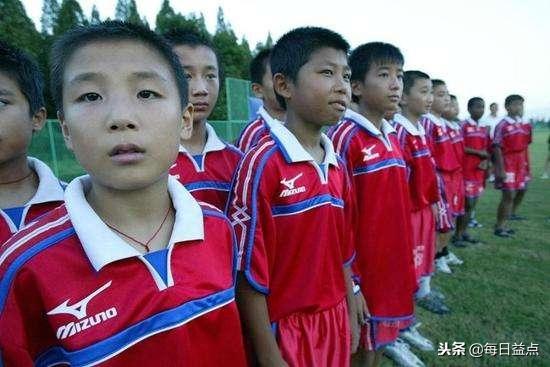 每日益点｜一战封王！背后辛酸有谁知道？夺冠夜挥泪球场