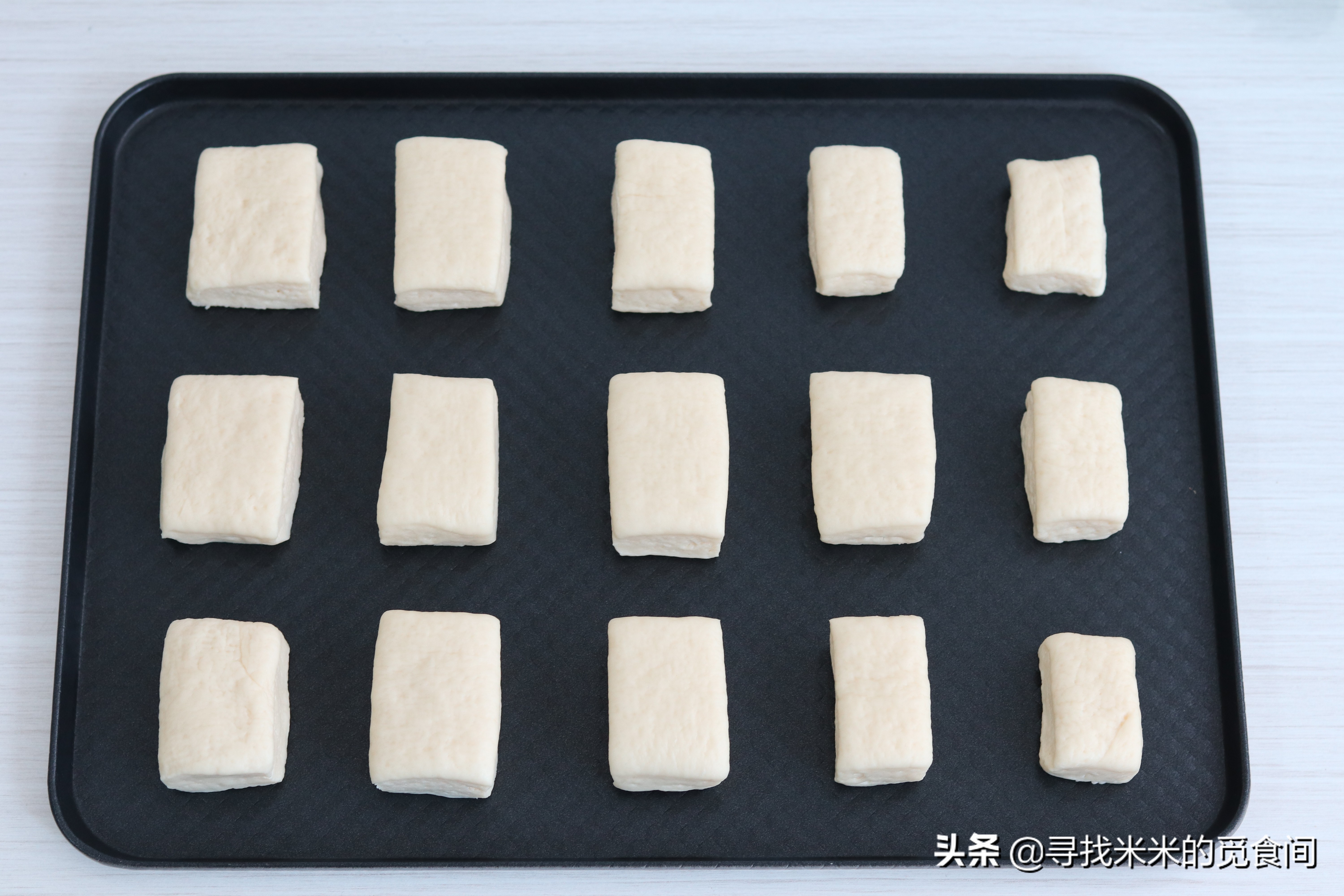 奶香浓郁的小餐包,怎样做软糯奶黄小餐包