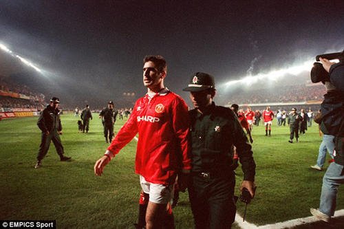 坐骨神经痛造就坎通纳的经典形象，国王自传细述他的竖领之战