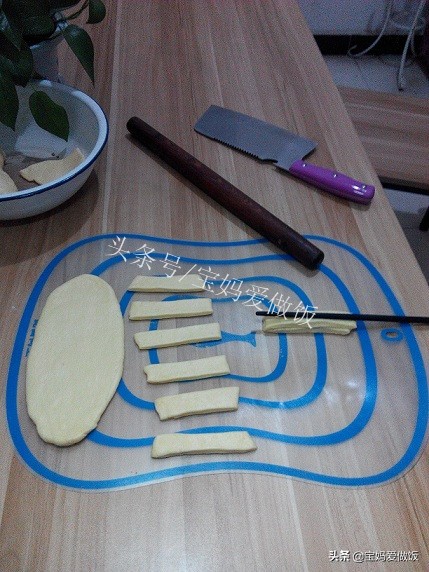 发面小油条怎么做酥脆松软,家常小油条的做法和发面全过程