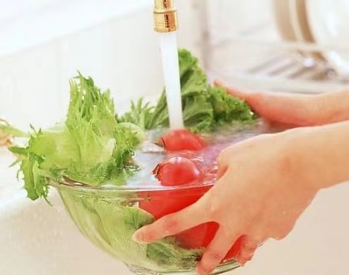 肉冷冻前能不能泡水,冰冻肉拿出来能用凉水泡吗