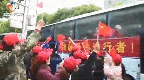 最高的礼遇最深的敬意,最高礼遇迎接英雄凯旋路人鸣笛