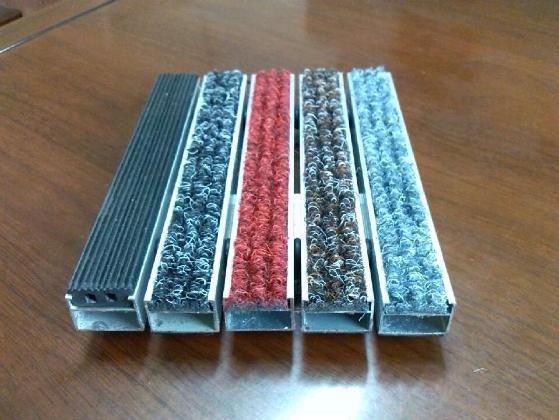 现在还有人客厅放地毯么,家里地毯脏了你会用什么方法清理