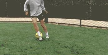 足球变向过人教学视频,足球变向运球训练方法