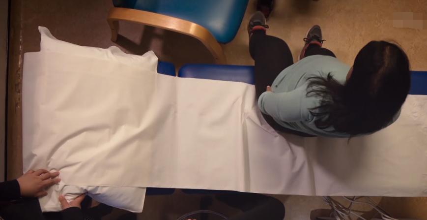 腹中胎儿长出肿瘤，孕妇忍着剧痛，给胎儿打麻药做手术