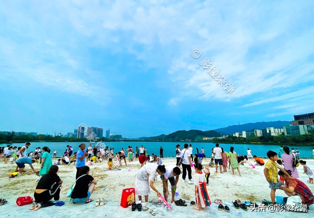 长沙梅溪湖小孩玩沙子,长沙梅溪湖游玩孩子