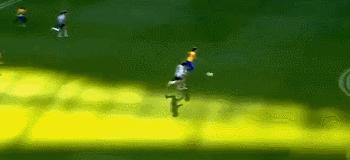 球场上一骑绝尘的卡卡：重剑无锋大巧不工