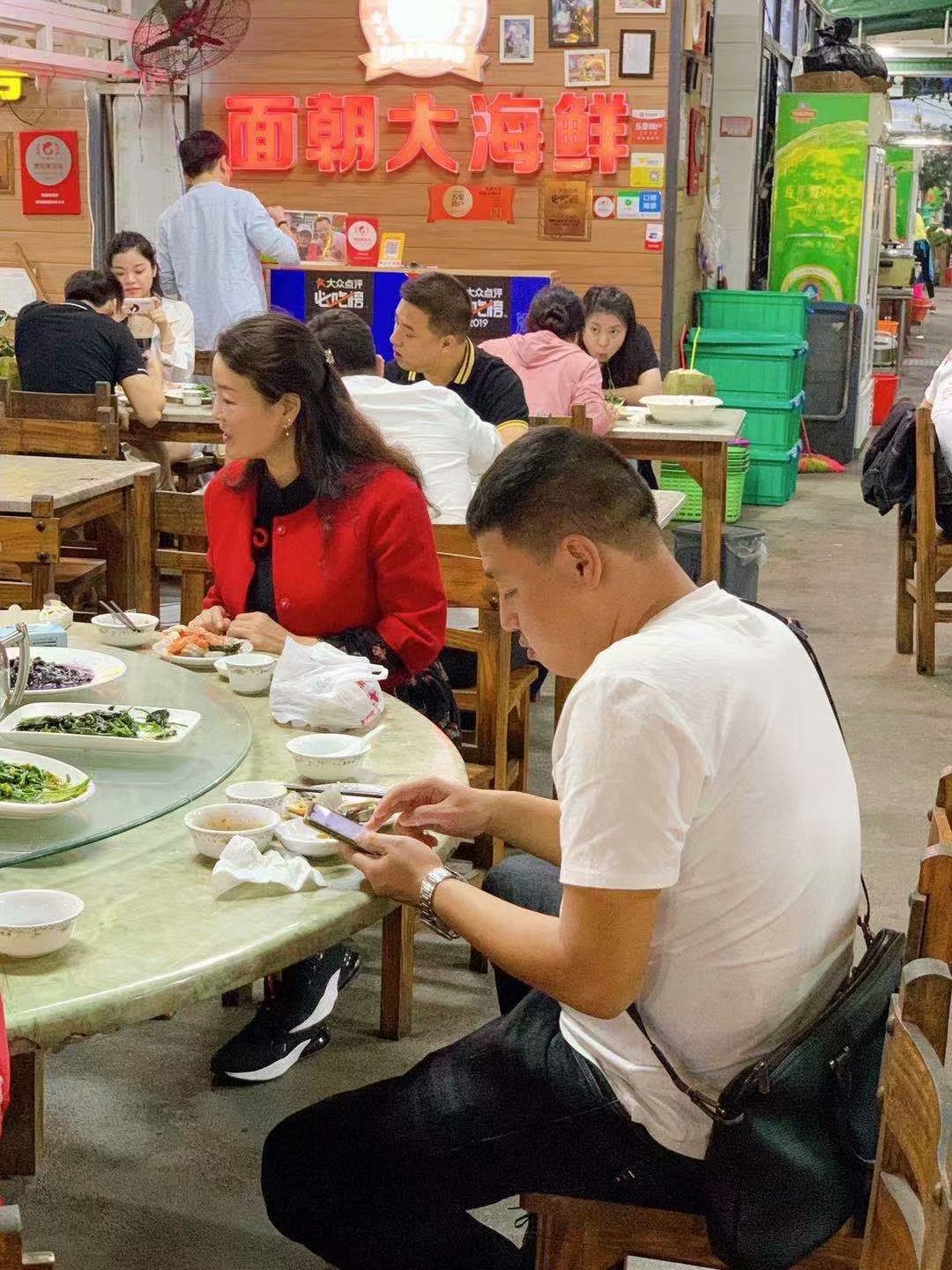 在这个阳光明媚的春季,在这个阳光灿烂的日子里