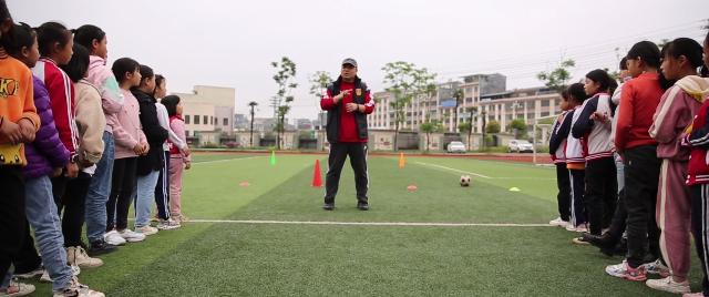 逐梦“黔”行，振兴乡村！北京市公安局支教民警将足球带到黔西南