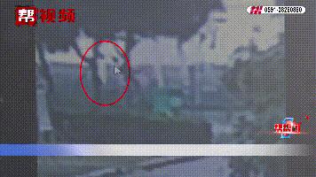 3岁女童被倒下足球门砸死,学校球架倒塌砸死3岁女童