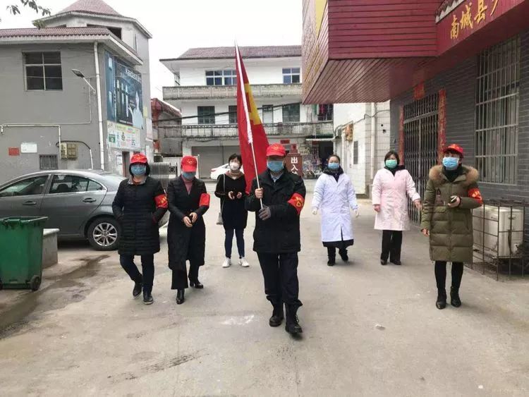 抗疫一线*党**旗红——*党**群一心“社区是堡垒,家家都参战”