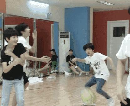 黄子韬王一博101创造营,创四选手撞脸王源