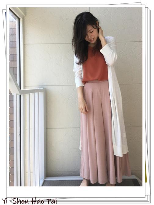 粉红色裤子搭配什么颜色上衣好看,粉红色裤子配什么上衣好看