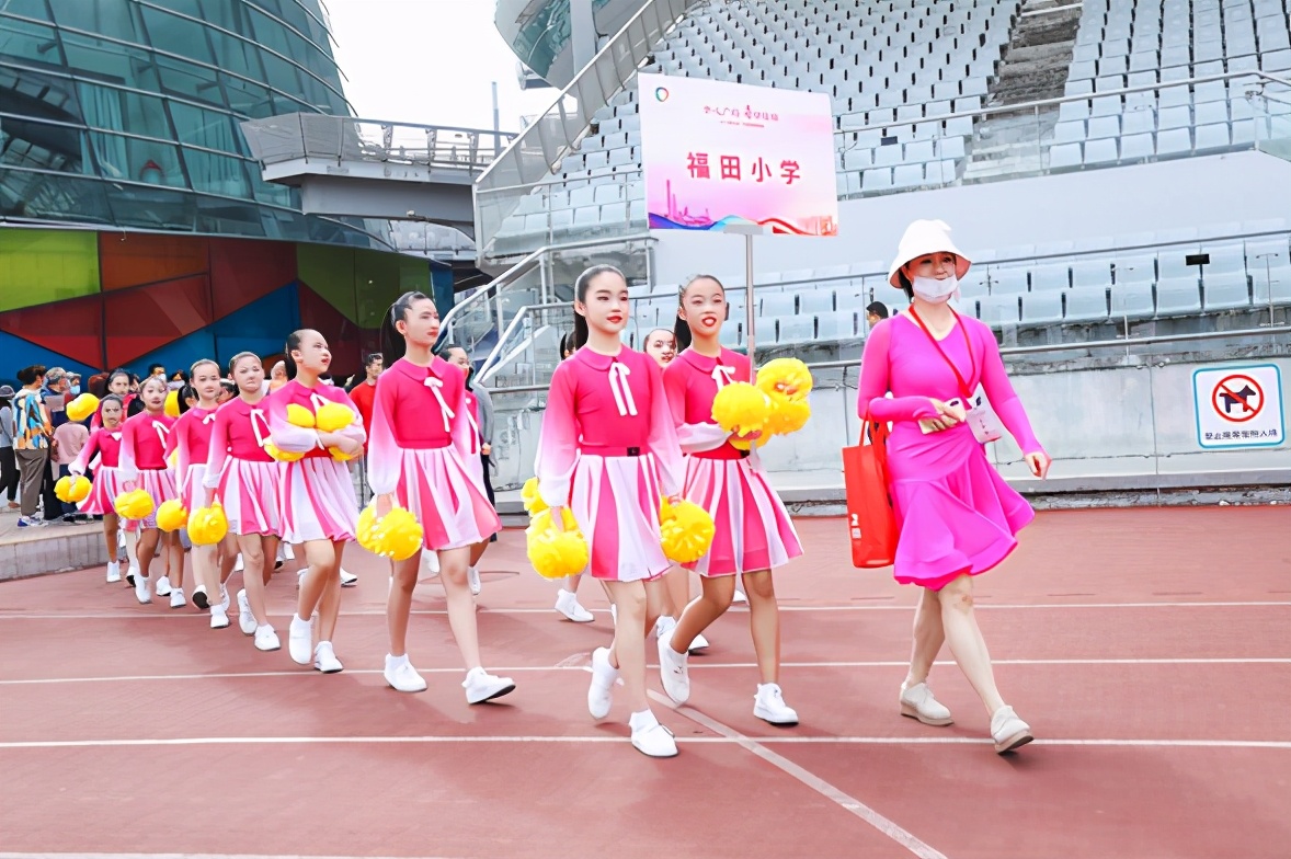 越来越多年轻人也开始跳广场舞,00后跳的广场舞