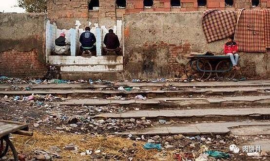 作为一个女人，我试了试站着小便|从印度女性卫生产品说开去