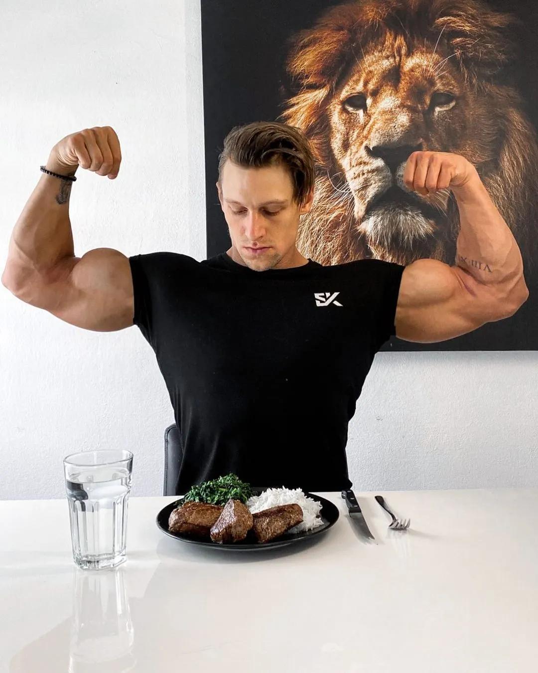 90后奶爸搞怪哄娃,肌肉奶爸带娃路人反应