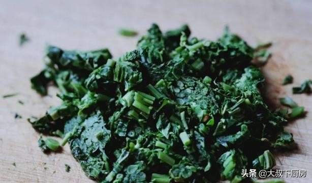 简单易学的家常菜推荐香椿炒鸡蛋,香椿炒鸡蛋是春天不可多得美食