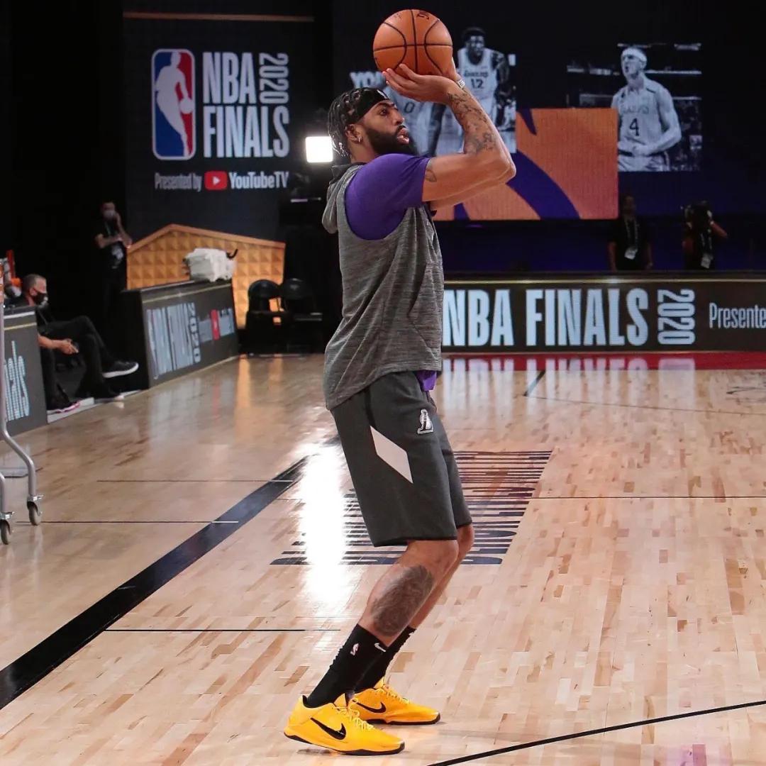 nba球员上脚雄鹿队球鞋科比很帅,nba球星上脚球鞋塔克