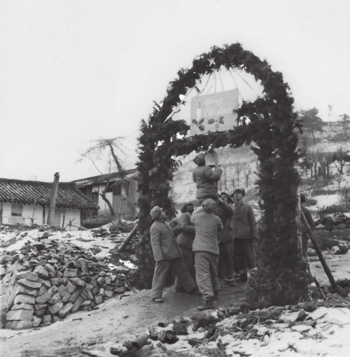 圣诞晚会上，碧潼战俘营的“联合国军”战俘们高呼：志愿军万岁