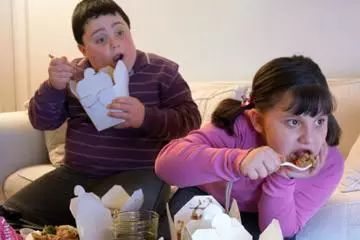 孩子抑郁焦虑一不开心就暴饮暴食,孩子暴饮暴食怎么改善