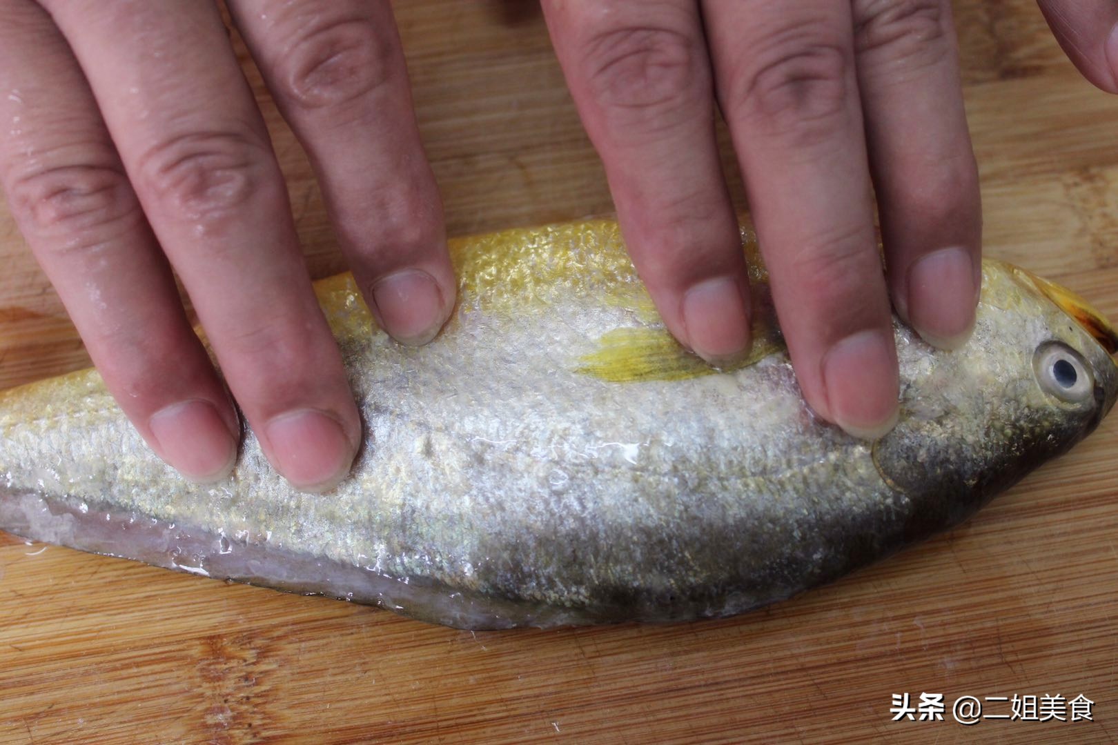 刮鱼鳞时，鱼鳞到处飞溅，教您一招，轻松去鱼鳞，干净无残留