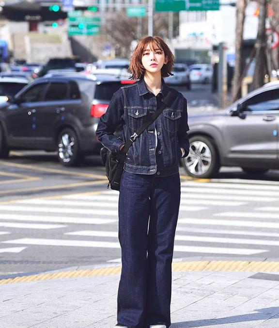 韩国街拍小姐姐穿牛仔外套,韩国时尚穿搭小姐姐上衣裤子