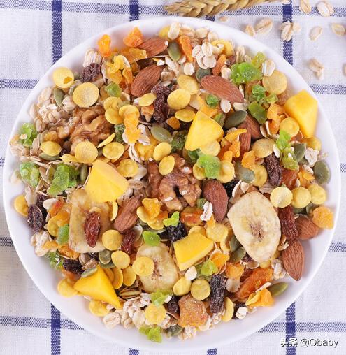 麦片的多种吃法加纯牛奶,天凉了吃早餐